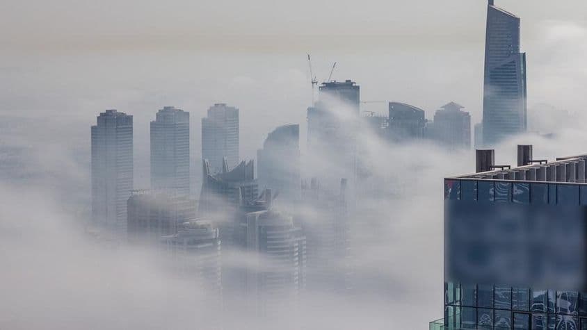 Arranha-céus de Dubai envoltos em neblina.