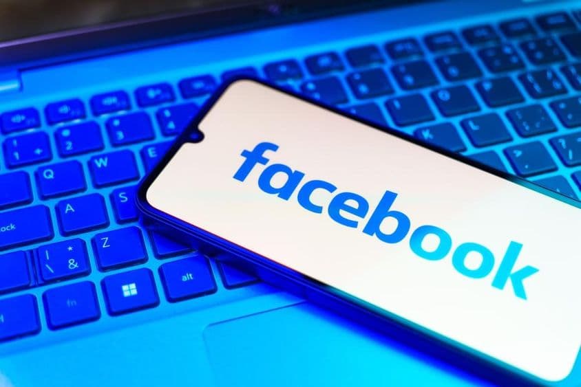 Facebook em um telefone, teclado embaixo.