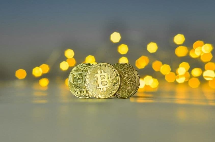 Moedas de Bitcoin douradas.