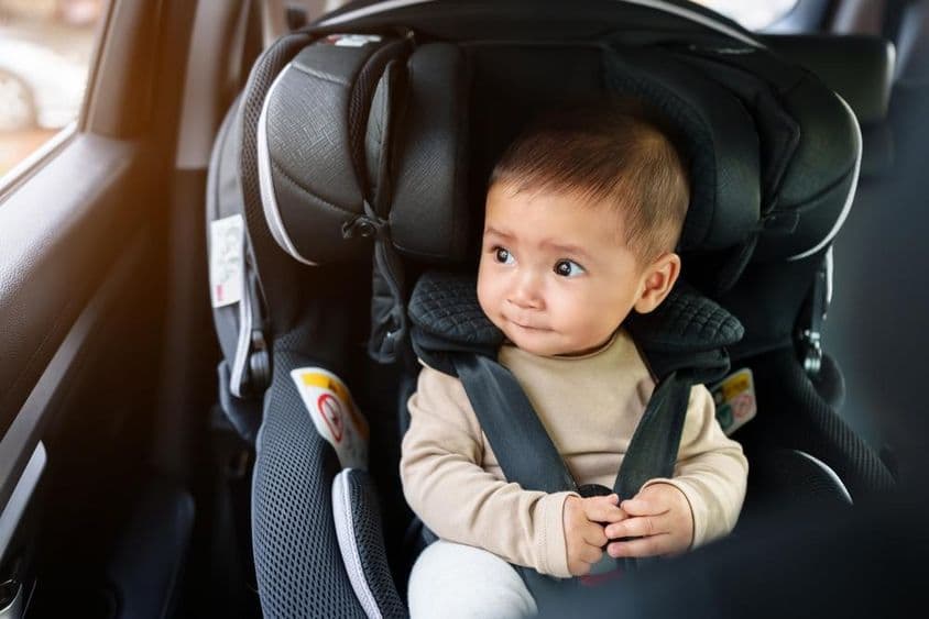 Bebê sentado em um assento de carro.