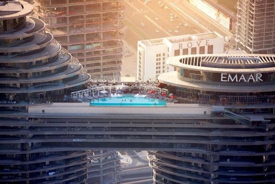 Piscina em arranha-céu sob o sol.