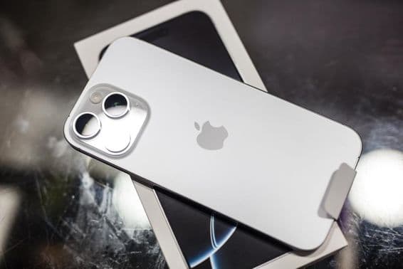 iPhone descansando sobre sua caixa em uma mesa.