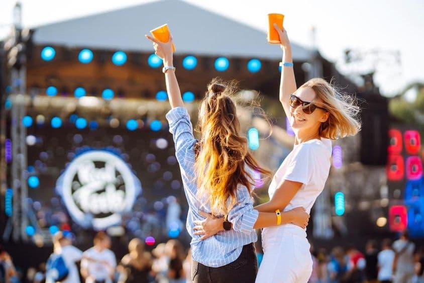 Jovens mulheres desfrutando do festival.