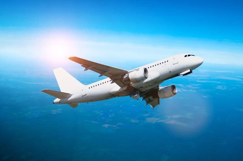 Avião branco voando no céu.