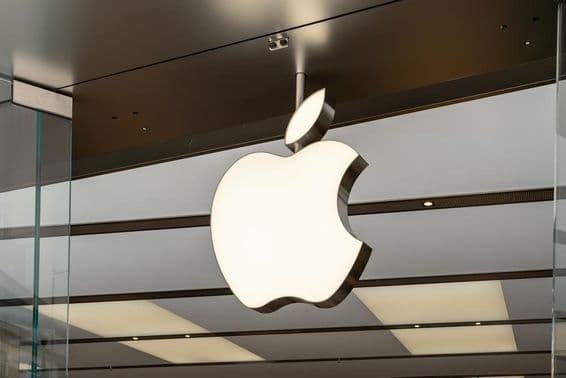 Logotipo da Apple Inc acima da entrada.