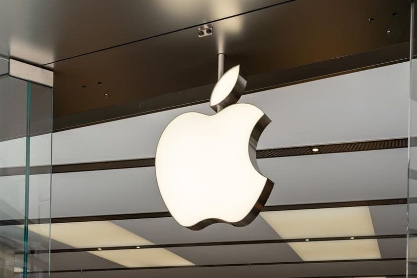 Logotipo da Apple Inc acima da entrada.