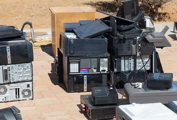 Lixo eletrônico aguardando reciclagem.