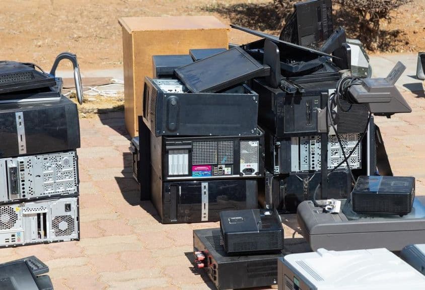 Lixo eletrônico aguardando reciclagem.