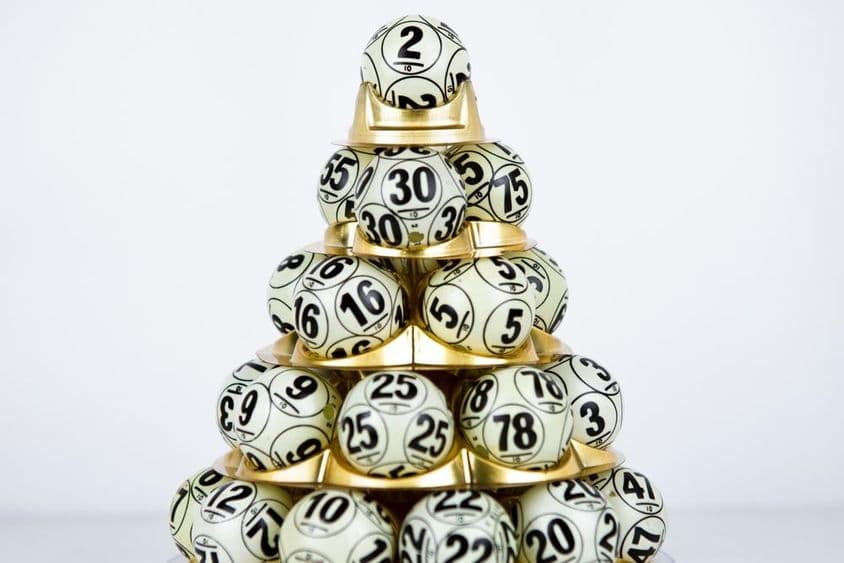 Bolas de loteria com números dispostas em forma de pirâmide.