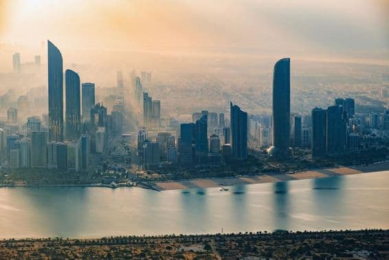 Vista aérea do horizonte de Abu Dhabi.