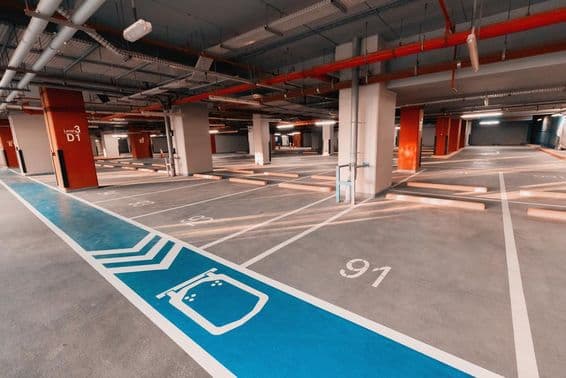 Garagem de estacionamento em Dubai, atualmente vazia.