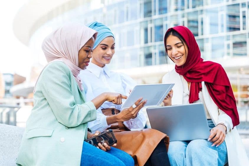 Estudantes em Dubai estudando no pátio da escola.