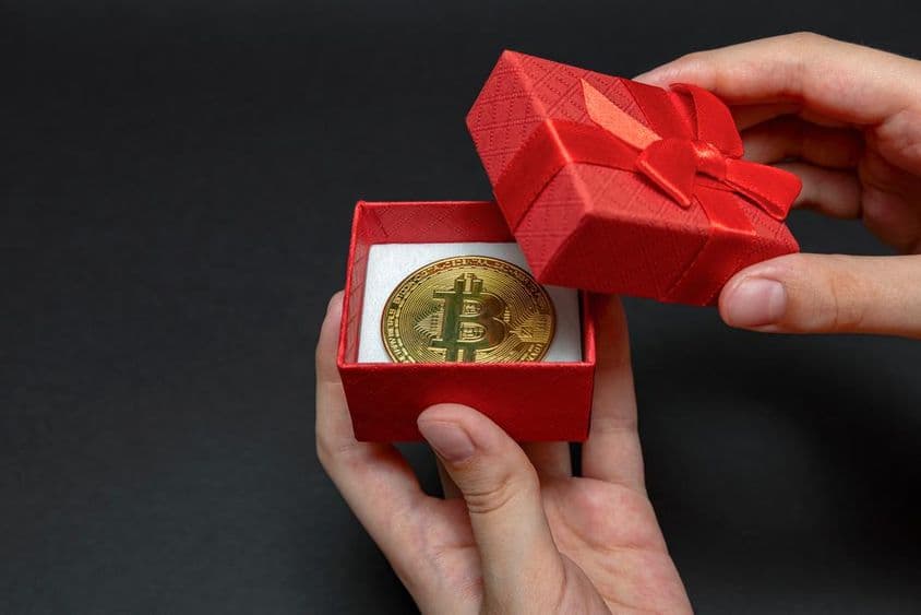 Moeda de Bitcoin em uma caixa de presente.