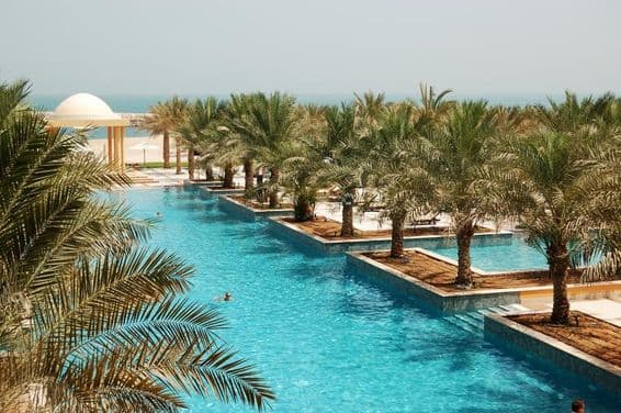 Piscina de Ras Al Khaimah à beira-mar.