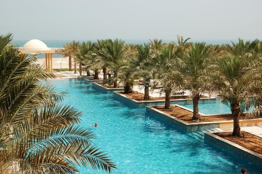 Piscina de Ras Al Khaimah à beira-mar.