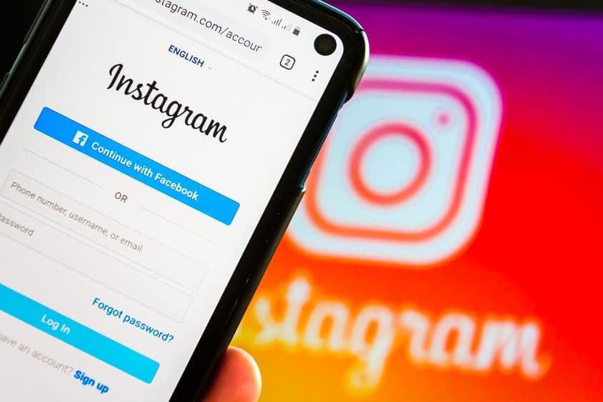 Login no aplicativo Instagram em um smartphone.