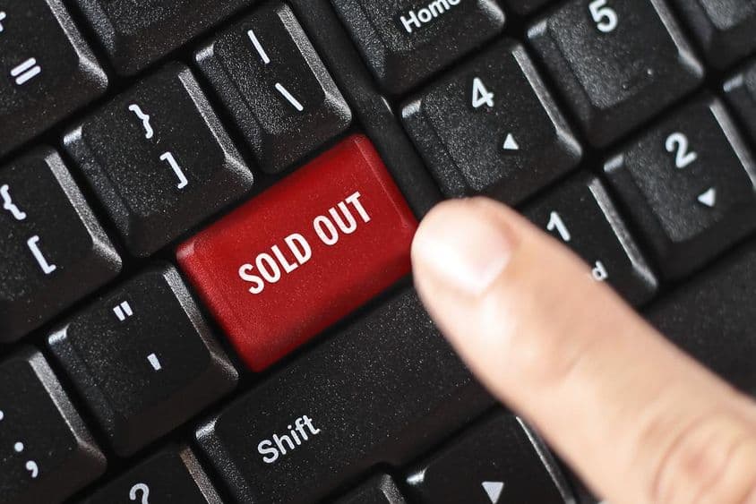 vendido em tecla de teclado vermelha.