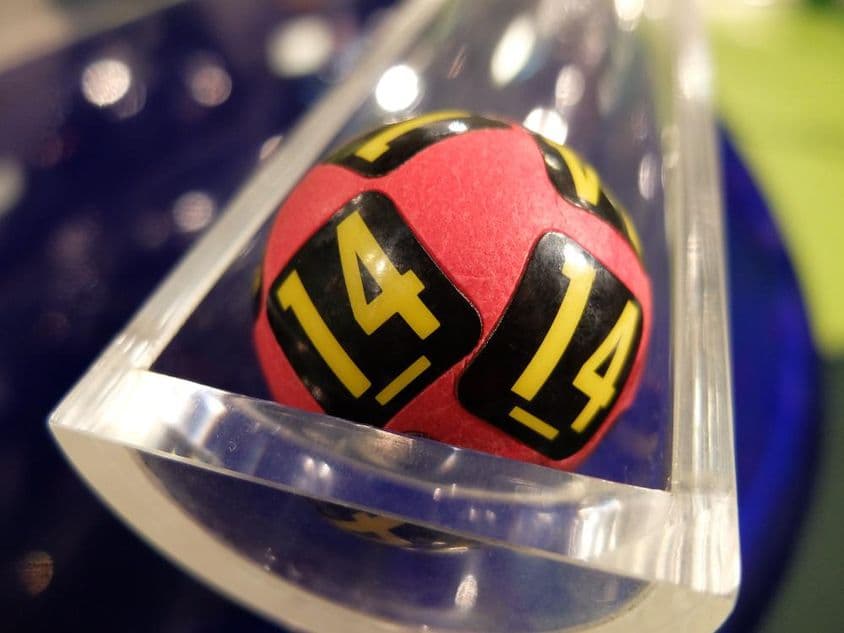 Número 14 em uma bola de loteria.