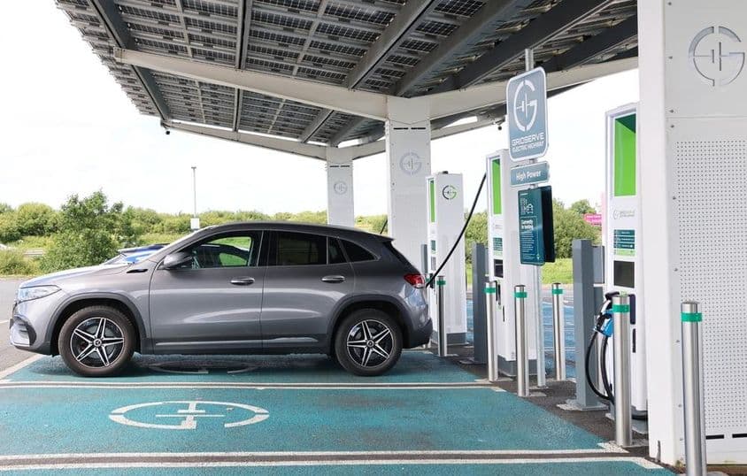 Carro elétrico sendo carregado.