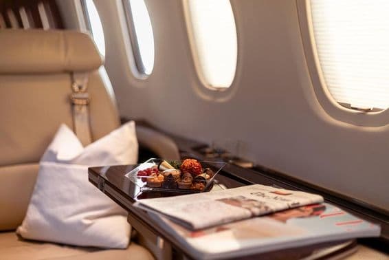 Interior de jato privado, viagem de luxo.