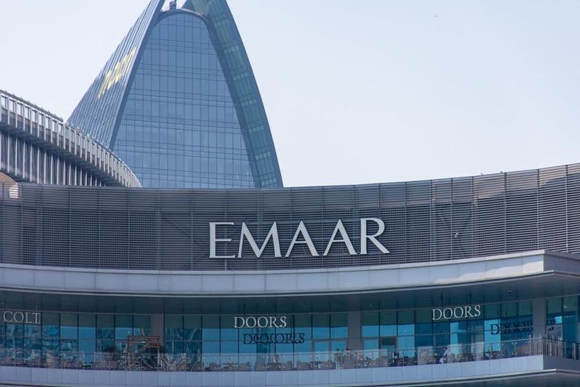 Logotipo da Emaar Properties na fachada de um prédio