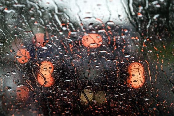 Vista de Dubai através de uma janela de carro molhada.
