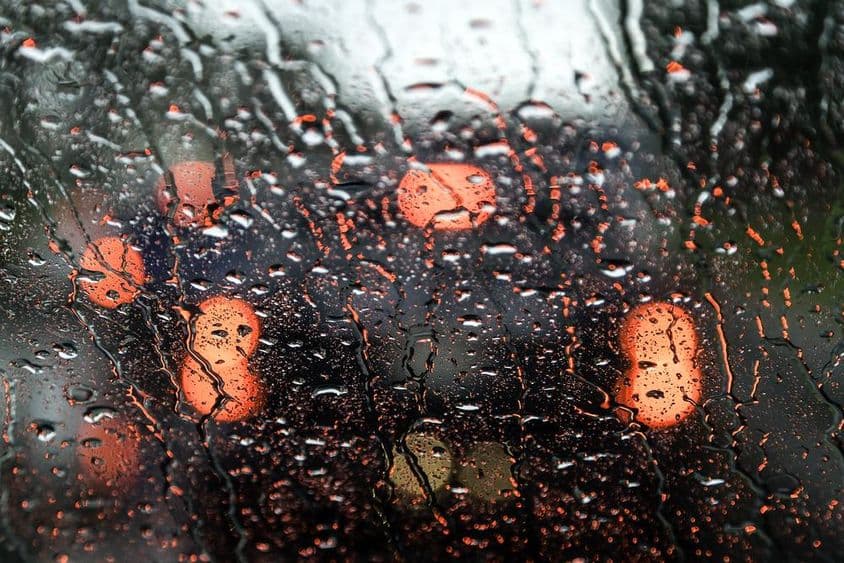 Vista de Dubai através de uma janela de carro molhada.