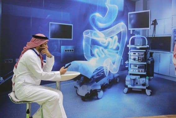 Cena na exposição comercial Arab Health realizada no Dubai World Trade Centre para a indústria global de saúde.