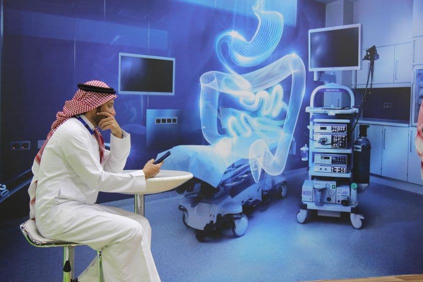 Cena na exposição comercial Arab Health realizada no Dubai World Trade Centre para a indústria global de saúde.