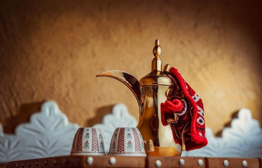 Café árabe tradicional em um bule de café árabe