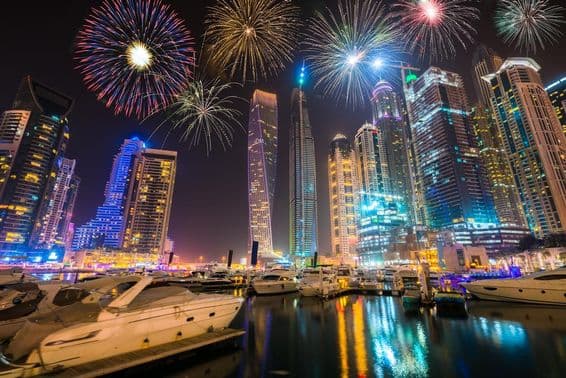 Fogos de artifício em Dubai na marina.
