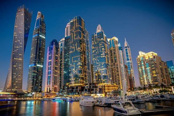 Dubai à noite.