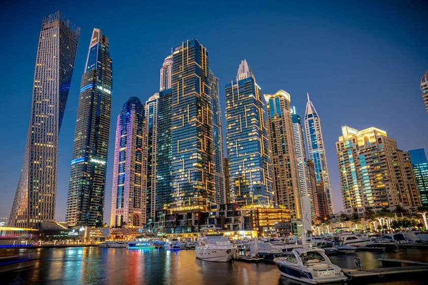 Dubai à noite.