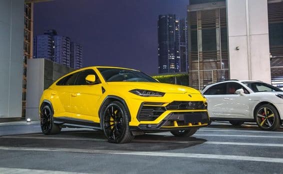 Lamborghini Urus na cor amarela.