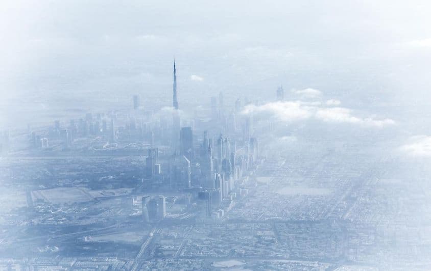 Horizonte de Dubai, clima nebuloso.