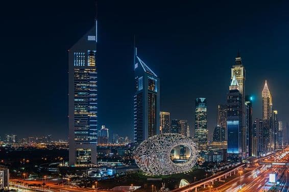 Dubai à noite, com o Museu do Futuro.