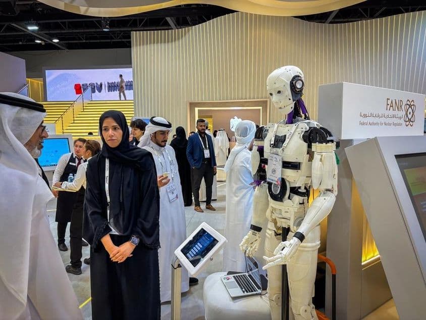 Exposição global de tecnologia em Dubai destaca inovações em IA e cibersegurança.