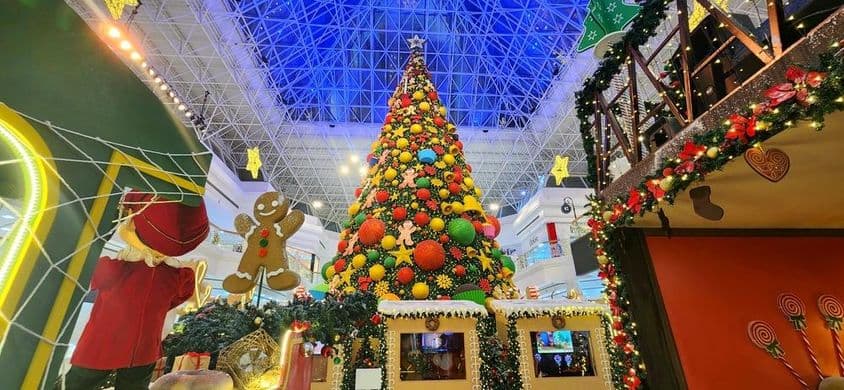 Decoração festiva no Wafi City Mall.