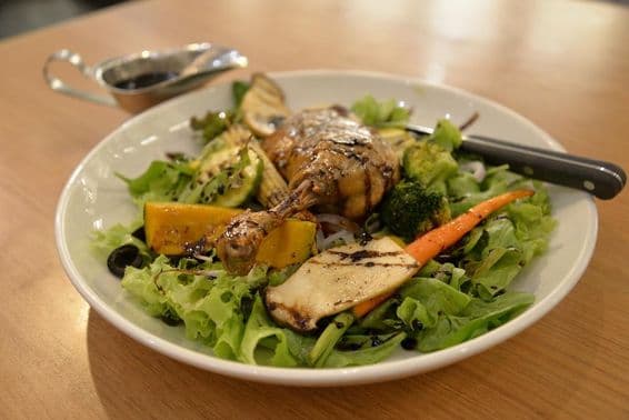 Pato tenro em um prato de salada.