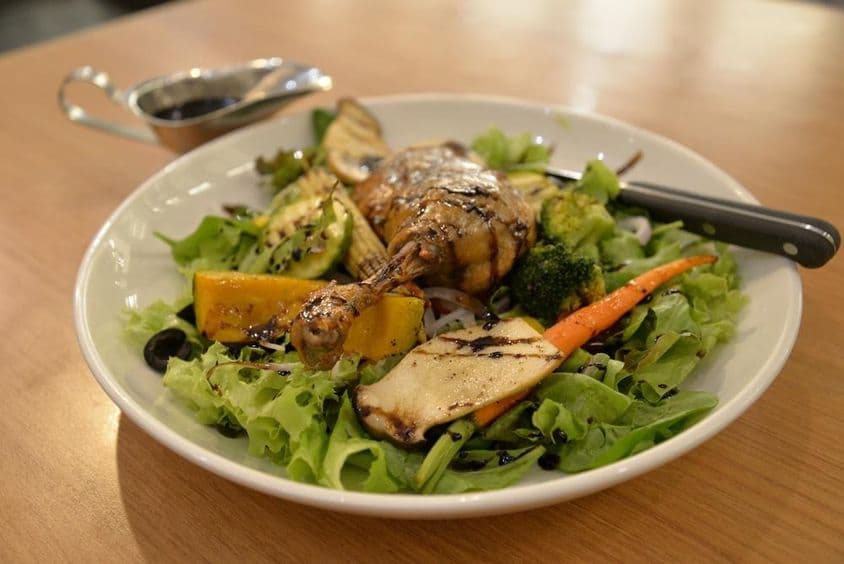 Pato tenro em um prato de salada.