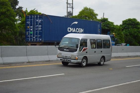 Minibus Isuzu.