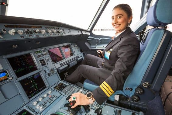 Piloto feminina no cockpit.