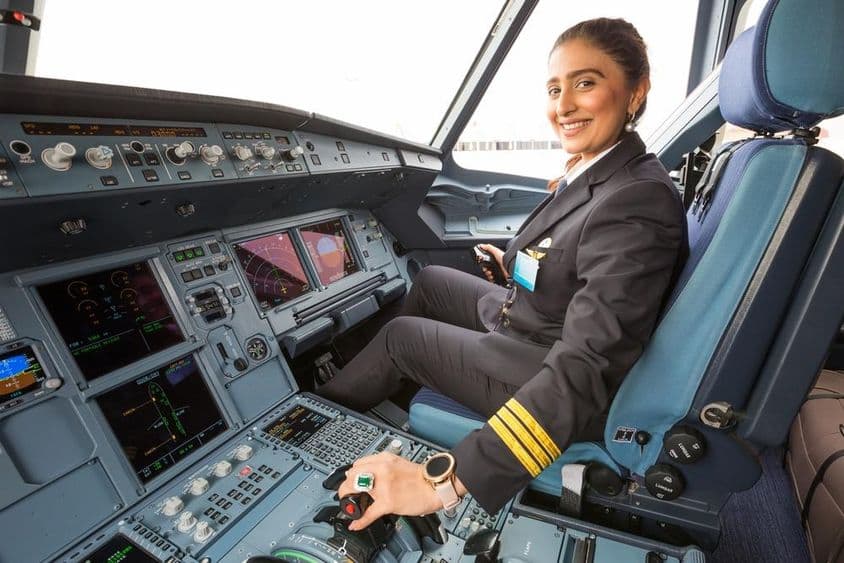 Piloto feminina no cockpit.