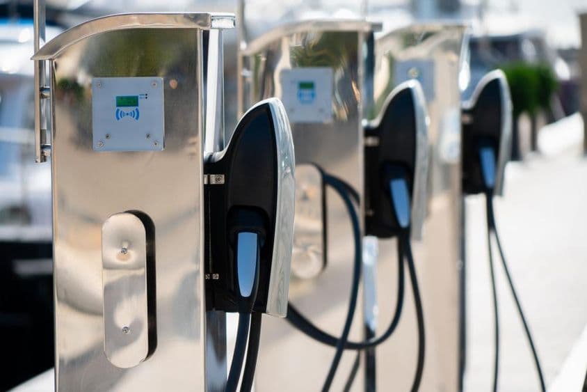 Carregadores de carros elétricos.