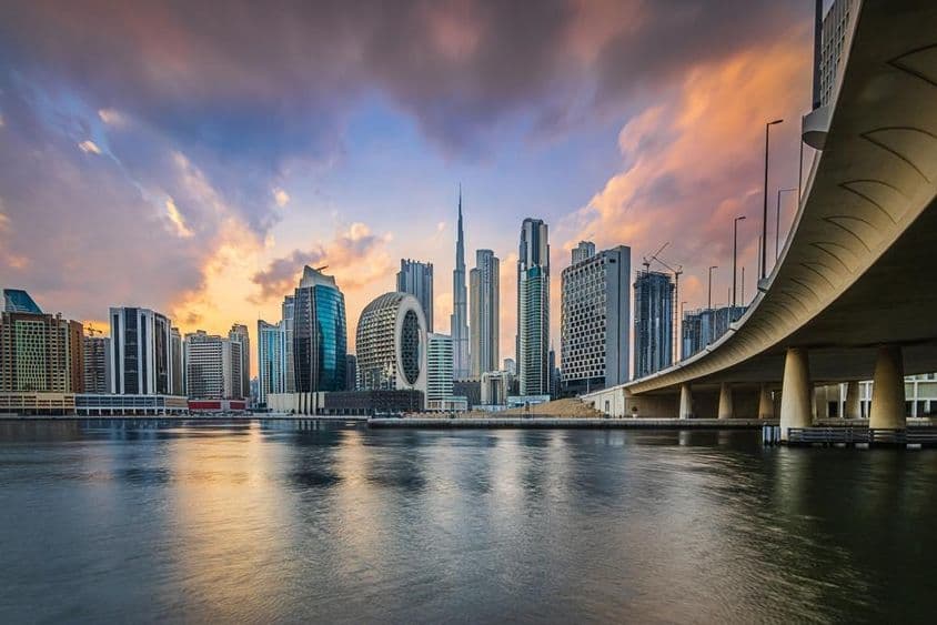 Horizonte de Dubai com arranha-céus.