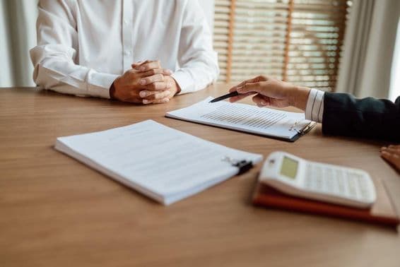 Agente de seguros assinando um contrato.