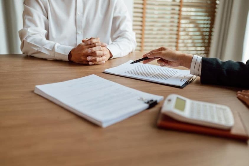 Agente de seguros assinando um contrato.