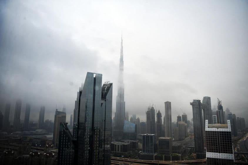 Horizonte de Dubai com edifícios cobertos por nuvens.