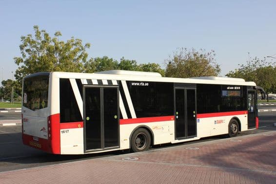 Ônibus de Dubai na parada.