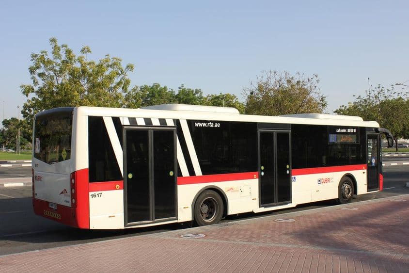 Ônibus de Dubai na parada.